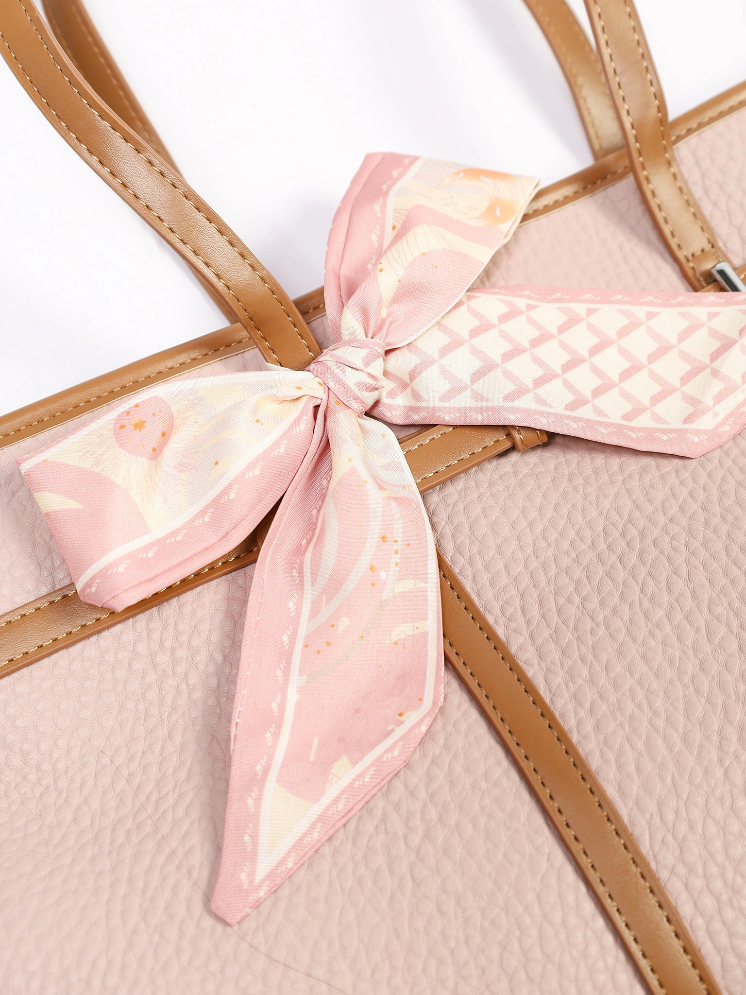 Сумка-тоут с контрастными ручками и ремешком с пряжкой в ассортименте